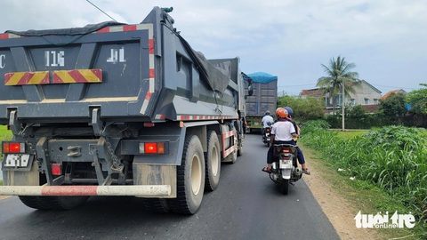 Quốc lộ 25 qua tỉnh Phú Yên chưa được đầu tư, do kế hoạch đầu tư công trung hạn của Bộ Giao thông vận tải tập trung cho các chương trình mục tiêu quốc gia, dự án quan trọng, chiến lược nên chưa cân đối nguồn lực thực hiện - Trong ảnh là xe máy đang lưu thông trên quốc lộ 25 (xã Hòa Thắng, huyện Phú Hòa) phải chạy rất gần với xe tải - Ảnh: NGUYỄN HOÀNG Theo Bộ Giao thông vận tải, do nguồn lực tập trung thực hiện các dự án giao thông trọng điểm quốc gia nên hiện chưa bố trí được vốn để nâng cấp quốc lộ 25 qua Phú Yên - Ảnh: NGUYỄN HOÀNG