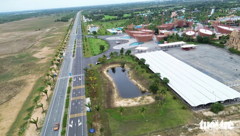 Tuyến đường ven biển Quảng Nam đẹp như 'cao tốc ven biển'- Ảnh 5. Tuyến đường này chạy qua khu nghỉ dưỡng, vui chơi ven biển - Ảnh: LÊ TRUNG