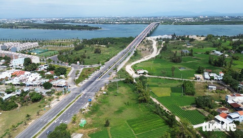 Tuyến đường ven biển Quảng Nam đẹp như 'cao tốc ven biển'- Ảnh 11. Đường Võ Chí Công và cầu Cửa Đại - Ảnh: LÊ TRUNG
