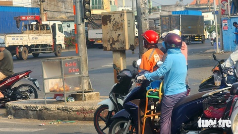 Thương quá chiếc tủ 'ai cần lấy, dư bỏ vào' ở Hóc Môn- Ảnh 2. Chiếc tủ có dòng chữ 'ai cần lấy, dư bỏ vào' đặt gần đèn giao thông tại khu vực giao lộ Nguyễn Văn Bứa - quốc lộ 22 (huyện Hóc Môn) - Ảnh: NGỌC KHẢI