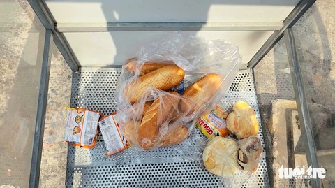 Thương quá chiếc tủ 'ai cần lấy, dư bỏ vào' ở Hóc Môn- Ảnh 4. Bánh mì và mì gói bên trong tủ - Ảnh: NGỌC KHẢI