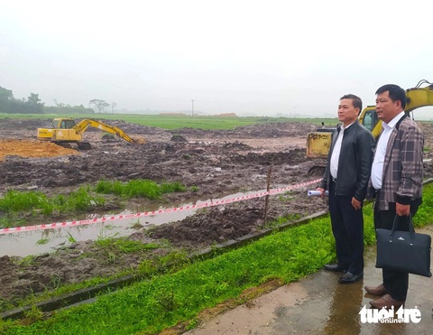 Gỡ vướng, đẩy nhanh tiến độ thi công đường dây 500kV mạch 3 qua Hà Tĩnh- Ảnh 1. Lãnh đạo UBND huyện Cẩm Xuyên kiểm tra hiện trường thi công móng cột đường dây 500kV mạch 3 tại xã Cẩm Mỹ - Ảnh: LÊ MINH