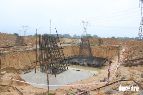 Gỡ vướng, đẩy nhanh tiến độ thi công đường dây 500kV mạch 3 qua Hà Tĩnh- Ảnh 3. Các trụ móng bê tông đường dây 500kV mạch 3 đoạn qua huyện Cẩm Xuyên - Ảnh: LÊ MINH