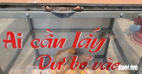 Thương quá chiếc tủ 'ai cần lấy, dư bỏ vào' ở Hóc Môn- Ảnh 3. Chiếc tủ có nắp đậy có ba mặt bằng nhựa trong suốt - Ảnh: NGỌC KHẢI