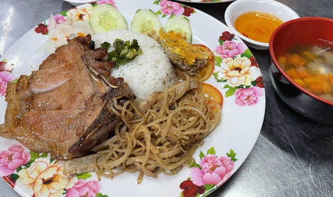 Cơm tấm, một trong những món Việt được người nước ngoài biết đến nhiều nhất - Ành: NGỌC ĐÔNG Cơm tấm, một trong những món Việt được người nước ngoài biết đến nhiều nhất - Ảnh: NGỌC ĐÔNG