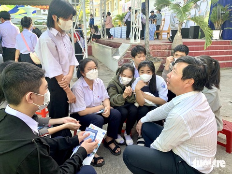 Môn sinh 7 điểm có nên chọn ngành y khoa Trường đại học Y Dược TP.HCM?- Ảnh 1. PGS.TS Nguyễn Ngọc Khôi tư vấn cho học sinh có nguyện vọng chọn ngành y khoa trong chương trình tư vấn tuyển sinh - hướng nghiệp 2024 - Ảnh: TRẦN HUỲNH
