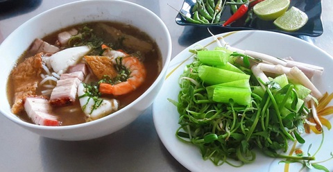 Bún mắm, một món ăn mà nhiều người nước ngoài thấy "nặng mùi" nhưng ăn được thì mê - Ảnh: RAY KUSCHERT Bún mắm, một món ăn mà nhiều người nước ngoài thấy "nặng mùi" nhưng ăn được thì mê - Ảnh: RAY KUSCHERT