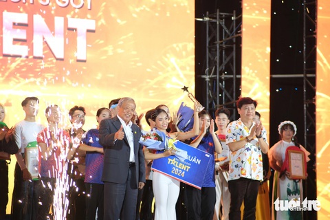 Sinh viên mang ca trù, thể dục nghệ thuật đến cuộc thi tài năng- Ảnh 3. Sinh viên năm nhất Nguyễn Trúc Phương đoạt giải nhất tại cuộc thi HUTECH’s Got Talent 2024 - Ảnh: NGỌC PHƯỢNG