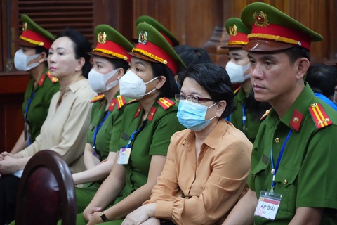 Bà Trương Mỹ Lan nói 'tim như rỉ máu', đòi SCB trả tiền thuê nhà- Ảnh 2. Các bị cáo trong phiên tòa - Ảnh: HỮU HẠNH