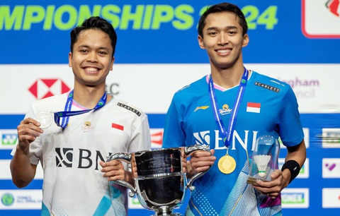 Cầu lông nam ở Olympic 2024: Indonesia thách thức các đại gia- Ảnh 1. Anthony Ginting (trái) và Jonatan Christie, hai niềm hy vọng của cầu lông Indonesia tại Olympic Paris 2024 - Ảnh: Getty