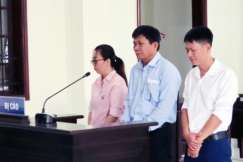 Cựu giám đốc CDC Bình Phước liên quan Việt Á lãnh án 3 năm tù- Ảnh 1. Cựu giám đốc CDC Bình Phước Nguyễn Văn Sáu (đứng giữa) bị tuyên phạt 3 năm tù về tội vi phạm quy định về đấu thầu gây hậu quả nghiêm trọng - Ảnh: A LỘC