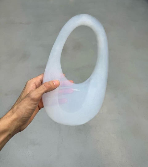Chiếc túi được làm từ không khí- Ảnh 1. Air Swipe chỉ nặng 33 gam, với kích thước nhỏ gọn 27x16x6cm.