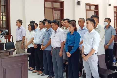 Bà trùm xăng dầu Vũng Tàu cùng 31 bị cáo hầu tòa- Ảnh 1. Các bị cáo trong đại án xăng dầu giai đoạn 2 hầu tòa - Ảnh: A LỘC