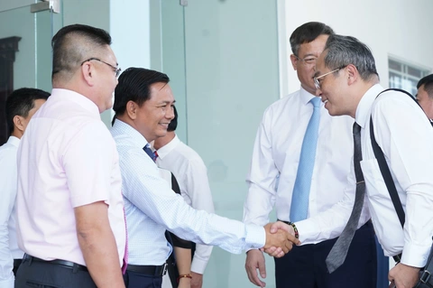 Tổng lãnh sự Ngụy Hoa Tường: Người Trung Quốc thích mua bánh pía Sóc Trăng về làm quà- Ảnh 1. Chủ tịch UBND tỉnh Sóc Trăng Trần Văn Lâu (thứ hai từ trái sang) tiếp đoàn doanh nghiệp Trung Quốc đến địa phương tìm hiểu cơ hội hợp tác, đầu tư - Ảnh: KHẮC TÂM