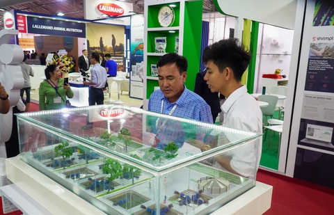 Cà Mau khai mạc Hội chợ triển lãm quốc tế ngành tôm Việt Nam năm 2024- Ảnh 2. Nhiều gian hàng trưng bày các sản phẩm công nghệ trong nuôi tôm để người dân tiếp cận - Ảnh: THANH HUYỀN