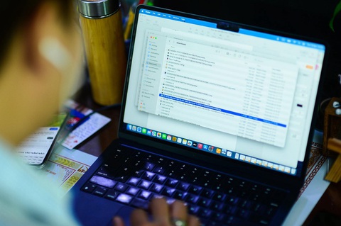 Ảnh: QUANG ĐỊNH Nếu laptop đang dùng pin nguyên bản (pin theo máy khi mua mới) và vẫn còn giữ điện sau khi sạc, bạn chưa cần thay vội - Ảnh: QUANG ĐỊNH