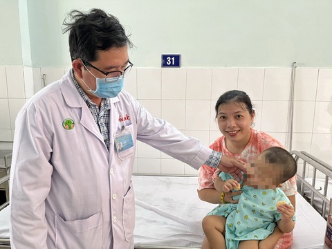 Bác sĩ điều trị kịp thời cho bé trai một tuổi rưỡi bị xoắn tinh hoàn - Ảnh: T.DƯƠNG Bác sĩ điều trị kịp thời cho bé trai một tuổi rưỡi bị xoắn tinh hoàn - Ảnh: T.DƯƠNG