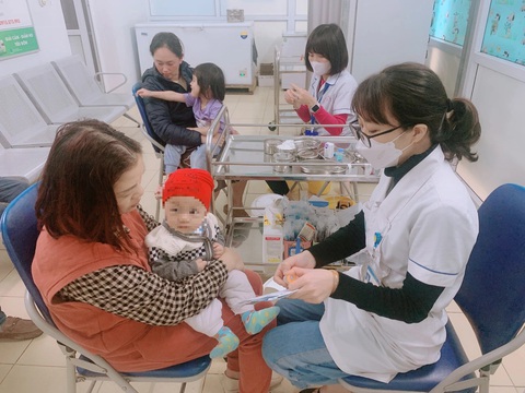 Bệnh nhi tiêm chủng vắc xin tại Bệnh viện Đa khoa Hà Đông (Hà Nội) - Ảnh: BVCC Bệnh nhi tiêm chủng vắc xin tại Hà Nội. Việc tiêm chủng gián đoạn do thiếu vắc xin năm 2023 nguy cơ ảnh hưởng đến tình hình dịch năm nay