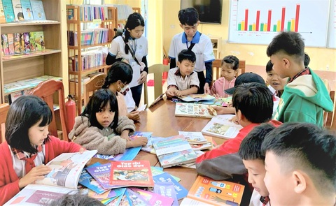 Với tôi, tình nguyện như là cuộc sống- Ảnh 2. Các bạn nhỏ đọc sách trong thư viện từ dự án do Nhóm từ thiện Fly To Sky tặng - Ảnh: NVCC