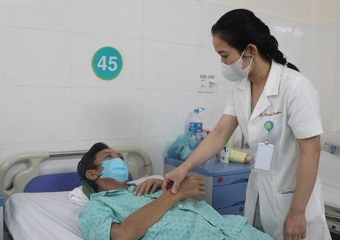Người đàn ông có duy nhất một quả thận vui mừng khi được cắt bướu, giữ thận- Ảnh 1. Bác sĩ thăm khám, dặn dò bệnh nhân có duy nhất một quả thận trước khi xuất viện - Ảnh: BVCC