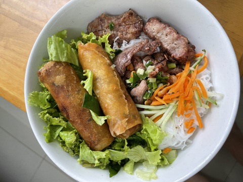 Bún thịt nướng chả giò, món ăn được lòng cả người Việt và người nước ngoài - Ảnh: NGỌC ĐÔNG Bún thịt nướng chả giò, món ăn được lòng cả người Việt và người nước ngoài - Ảnh: NGỌC ĐÔNG