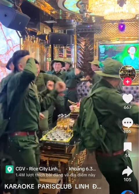 Thanh tra Sở Văn hóa - Thể thao vào cuộc vụ mặc đồ thanh niên xung phong nhảy múa trong quán karaoke- Ảnh 2. Những người mặc áo thanh niên xung phong hát hò trong quán karaoke - Ảnh: Chụp màn hình