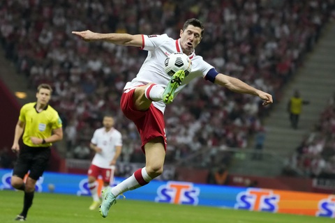 Vòng loại Euro 2024: Chờ đợi loạt play-off sôi động- Ảnh 1. Lewandowski là siêu sao hàng đầu phải đá vòng play-off Euro 2024 - Ảnh: Reuters