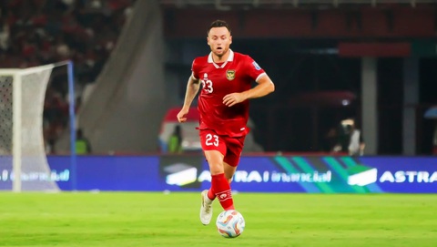 Cầu thủ Indonesia rối ngôn ngữ trước trận gặp tuyển Việt Nam- Ảnh 1. Marc Klok là thông dịch cho các cầu thủ Indonesia trước trận gặp tuyển Việt Nam - Ảnh: BOLA