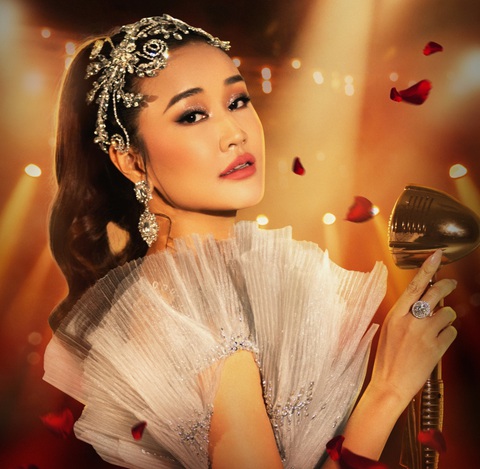'Đóa hoa mong manh' hé lộ chiến dịch quảng bá khủng khắp nước Mỹ- Ảnh 1. Tạo hình Thạch Thảo của ca sĩ - diễn viên Maya trong Đóa hoa mong manh