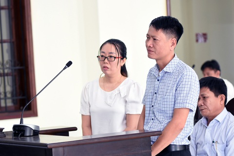 Cựu giám đốc CDC Bình Phước liên quan Việt Á lãnh án 3 năm tù- Ảnh 2. Hai bị cáo Đinh Thị Vân và Lê Thành Bắc được tòa tuyên miễn hình phạt - Ảnh: A LỘC