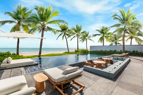 Khởi công quần thể nghỉ dưỡng và biệt thự biển Mandarin Oriental, Đà Nẵng- Ảnh 2. Hồ bơi vô cực riêng của biêt thự 3 phòng ngủ sát biển (thành hình ảnh tại nhà mẫu)