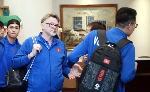 Vòng loại thứ 2 World Cup 2026: Áp lực đè nặng với HLV Philippe Troussier- Ảnh 1. HLV Philippe Troussier vừa trao đổi với trợ lý vừa liếc ra nhìn cánh phóng viên tác nghiệp tại khách sạn - Ảnh: N.K.