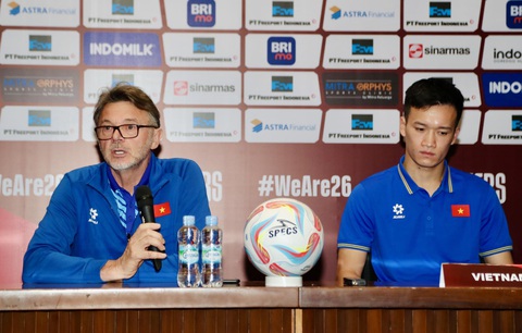 HLV Philippe Troussier: 'Đây là lúc các cầu thủ đã thấm nhuần triết lý của tôi'- Ảnh 2. Hoàng Đức cùng HLV Troussier tại buổi họp báo - Ảnh: NGUYÊN KHÔI