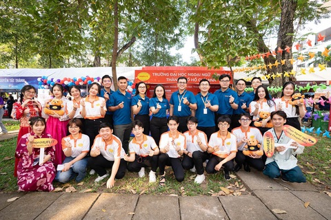 HUFLIT cùng thí sinh chọn chiến thuật xét tuyển thông minh để nắm chắc tấm vé vào đại học- Ảnh 1. Đội ngũ chuyên gia và các bạn sinh viên HUFLIT đồng hành cùng thí sinh tại Ngày hội tư vấn tuyển sinh - hướng nghiệp 2024 (TP.HCM)
