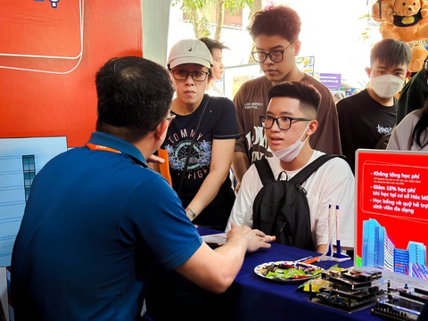 HUFLIT cùng thí sinh chọn chiến thuật xét tuyển thông minh để nắm chắc tấm vé vào đại học- Ảnh 4. Nhiều thí sinh và phụ huynh quan tâm đến chính sách học bổng dành cho tân sinh viên tại HUFLIT