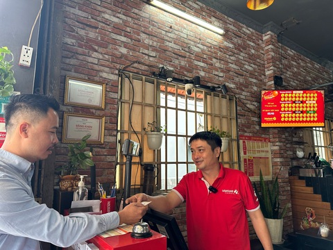 Jackpot 1 xổ số Power 6/55 sẽ vượt 300 tỉ đồng lần nữa?- Ảnh 5. Khách hàng mua vé số tại một điểm bán