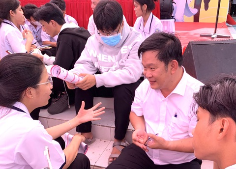 Môn sinh 7 điểm có nên chọn ngành y khoa Trường đại học Y Dược TP.HCM?- Ảnh 2. ThS Phùng Quán tư vấn chọn ngành cho học sinh trong chương trình tư vấn tuyển sinh - hướng nghiệp 2024 - Ảnh: TRẦN HUỲNH
