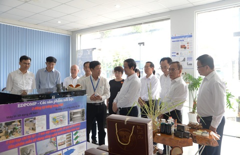Trường ĐH Thủ Dầu Một công bố phương án tuyển sinh năm 2024- Ảnh 1. Bộ Trưởng Bộ GD&ĐT Nguyễn Kim Sơn thăm Trường ĐH Thủ Dầu Một