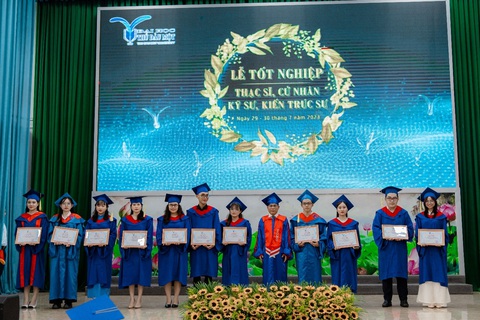 Trường ĐH Thủ Dầu Một công bố phương án tuyển sinh năm 2024- Ảnh 2. Lễ trao bằng tốt nghiệp của sinh viên Trường ĐH Thủ Dầu Một