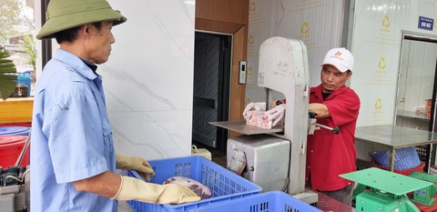 Bị tố quà tặng công nhân than ở Quảng Ninh cao hơn nhiều giá ghi hóa đơn, các bên liên quan nói gì?- Ảnh 2. Lãnh đạo Công ty CP Tâm Đức Cẩm Phả lý giải việc chênh lệch là do hóa đơn đầu vào thấp để