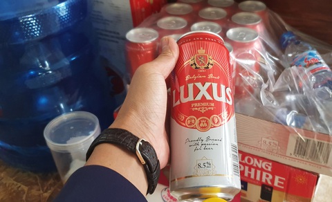 Bị tố quà tặng công nhân than ở Quảng Ninh cao hơn nhiều giá ghi hóa đơn, các bên liên quan nói gì?- Ảnh 3. Sản phẩm bia Luxus được đơn vị trúng thầu nhập vào theo hóa đơn chỉ hơn 300.000 đồng/thùng, nhưng đến tay công nhân Công ty CP than Vàng Danh lại thành hơn 500.000 đồng - Ảnh: TIẾN THẮNG