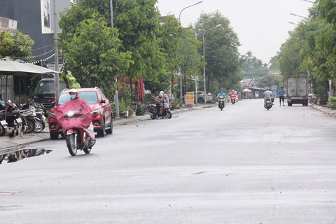 Mỏi mệt vì 'nhà không số, phố không tên' ở thành phố Quảng Ngãi- Ảnh 2. Tuyến đường rộng 20,5m ở khu đô thị An Phú Sinh đã lấp đầy dân cư từ lâu nhưng vẫn chưa có tên đường. Rộng ra, toàn khu đô thị này là