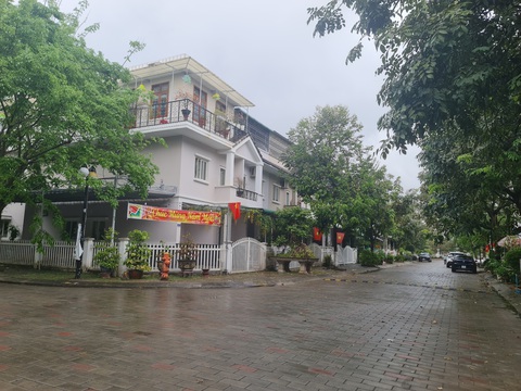 Mỏi mệt vì 'nhà không số, phố không tên' ở thành phố Quảng Ngãi- Ảnh 1. Tuyến đường không tên ở khu đô thị An Phú Sinh này có các số nhà N1.1, N1.2, N1.3 và N1.4 kèm theo số lô đất, điều này khiến người dân gặp nhiều khó khăn trong cuộc sống - Ảnh: TRẦN MAI
