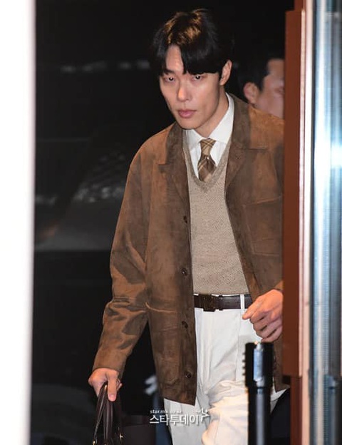 Ryu Jun Yeol lộ diện sau drama tình ái, liên tục bị 'ném đá' ngoại hình- Ảnh 2. Truyền thông Hàn Quốc mô tả Ryu Jun Yeol mang vẻ mặt căng thẳng, giữ im lặng tuyệt đối và tương tác với ống kính như "cái máy"