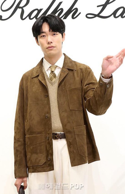 Ryu Jun Yeol lộ diện sau drama tình ái, liên tục bị 'ném đá' ngoại hình- Ảnh 1. Ryu Jun Yeol tham gia sự kiện thời trang, chính thức lộ diện sau ồn ào tình ái