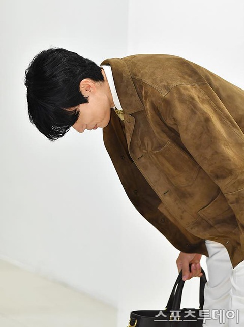 Ryu Jun Yeol lộ diện sau drama tình ái, liên tục bị 'ném đá' ngoại hình- Ảnh 4. Nam diễn viên cúi chào phóng viên sau khi đi thảm đỏ sự kiện