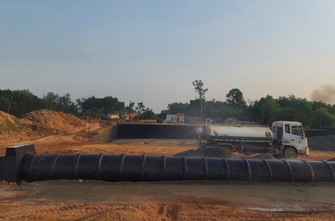 Thi công cao tốc cầm chừng vì mỏ vật liệu bị 'hét' giá?- Ảnh 3. Gói thầu XL1 nằm ở đầu tuyến cao tốc Quảng Ngãi - Hoài Nhơn - Ảnh: TRẦN MAI