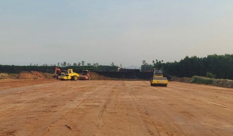 Thi công cao tốc cầm chừng vì mỏ vật liệu bị 'hét' giá?- Ảnh 2. Nhà thầu nói gói thầu XL1 sẽ tăng tốc nếu nguồn đất đắp ổn - Ảnh: TRẦN MAI