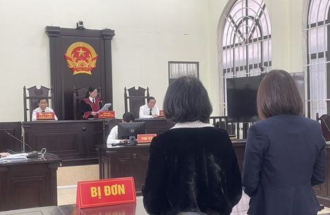 Khách hàng mất 11,9 tỉ, tòa tuyên Vietcombank bồi thường 700 triệu- Ảnh 1. Hội đồng xét xử Tòa án nhân dân TP Từ Sơn đánh giá Vietcombank đã không cảnh báo các thủ đoạn mới của kẻ gian, khiến khách hàng bị mất 11,9 tỉ đồng trong tài khoản - Ảnh: L.THANH