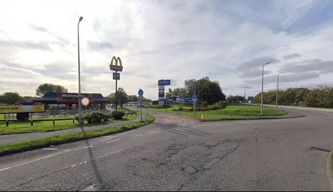 Biển báo vòng xuyến 'đánh đố' giúp thu về hơn 16 tỉ ngân sách- Ảnh 3. Mặc dù McDonald's rất gần đường, nhưng để vào đây tài xế sẽ phải đi đường vòng - Ảnh: Google